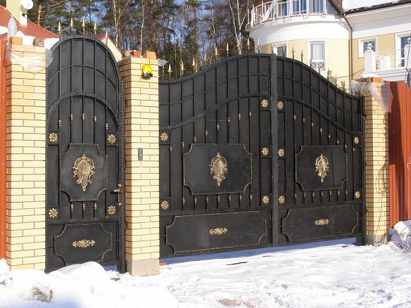 Кованые распашные ворота как «визитка» владельца дома